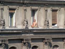 Opalování na balkóně nahá